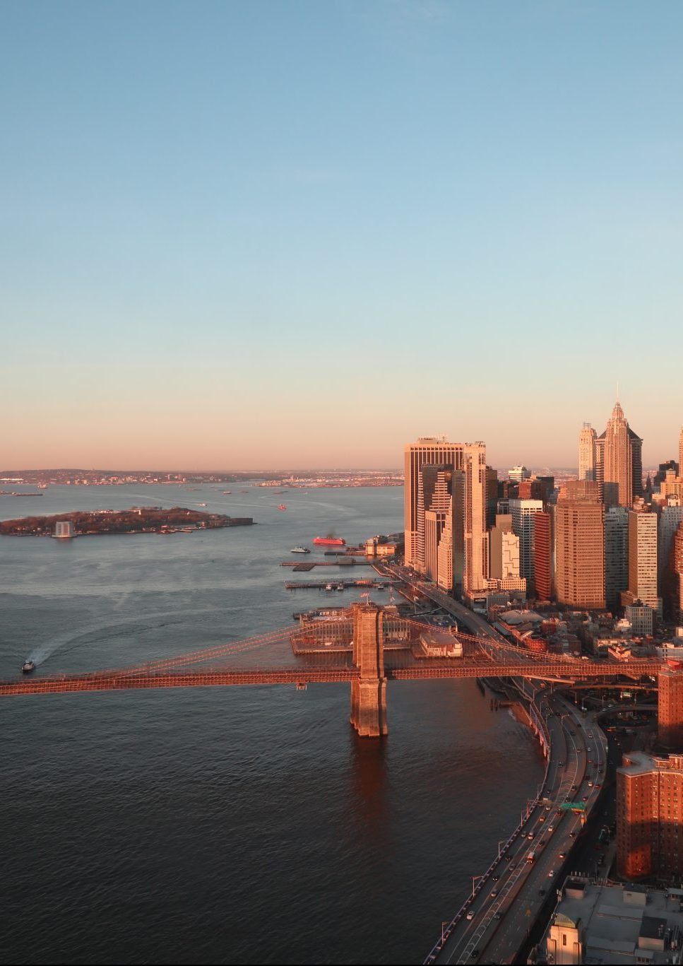 One Manhattan Square 官网展示的布鲁克林大桥与东河方向景观