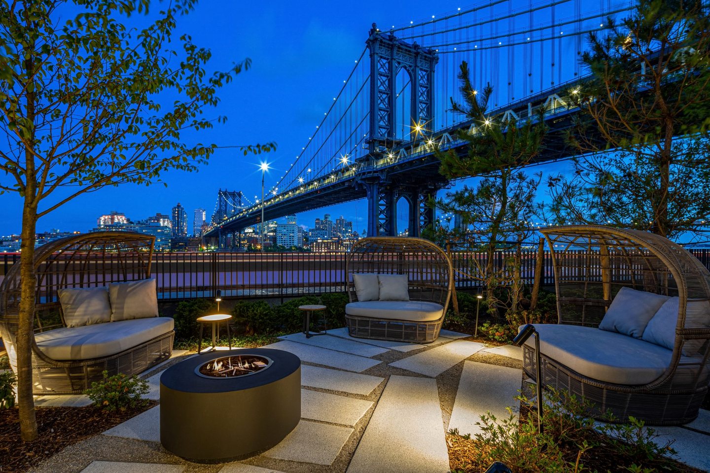 One Manhattan Square 火炉旁的休闲座位官方照片