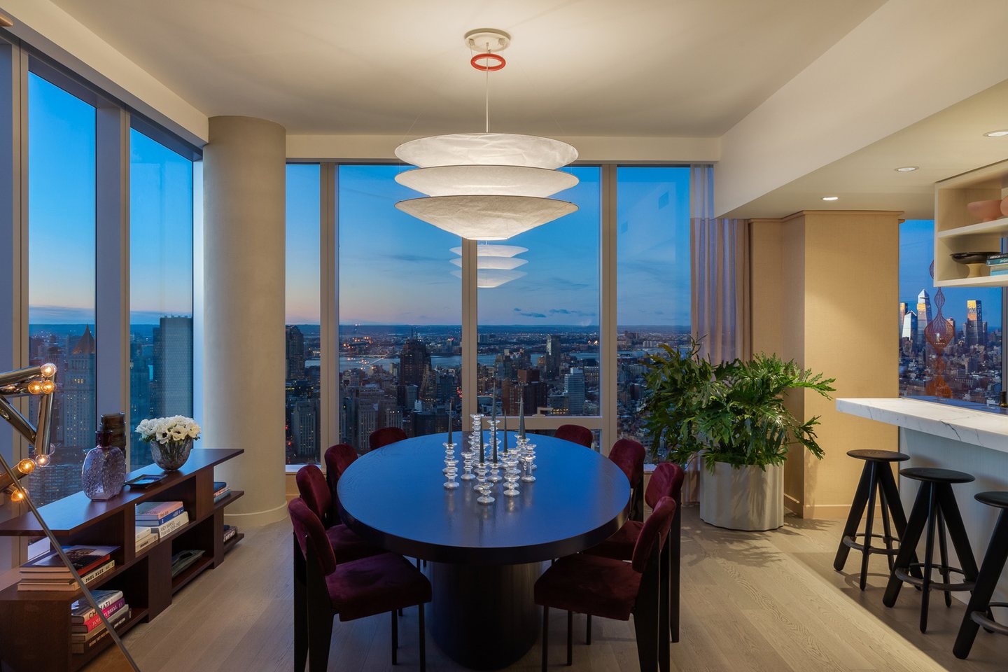 One Manhattan Square 傍晚的用餐与起居空间