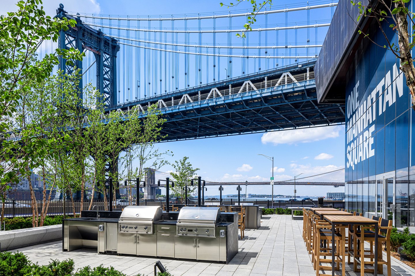 One Manhattan Square 户外厨房与用餐区官方照片