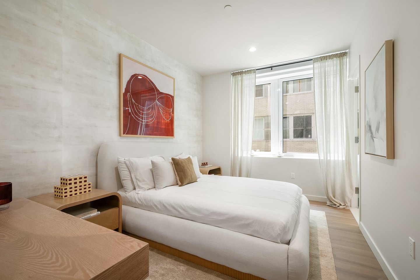 Pearl & Pine 卧室与窗边光线,官方室内参考图