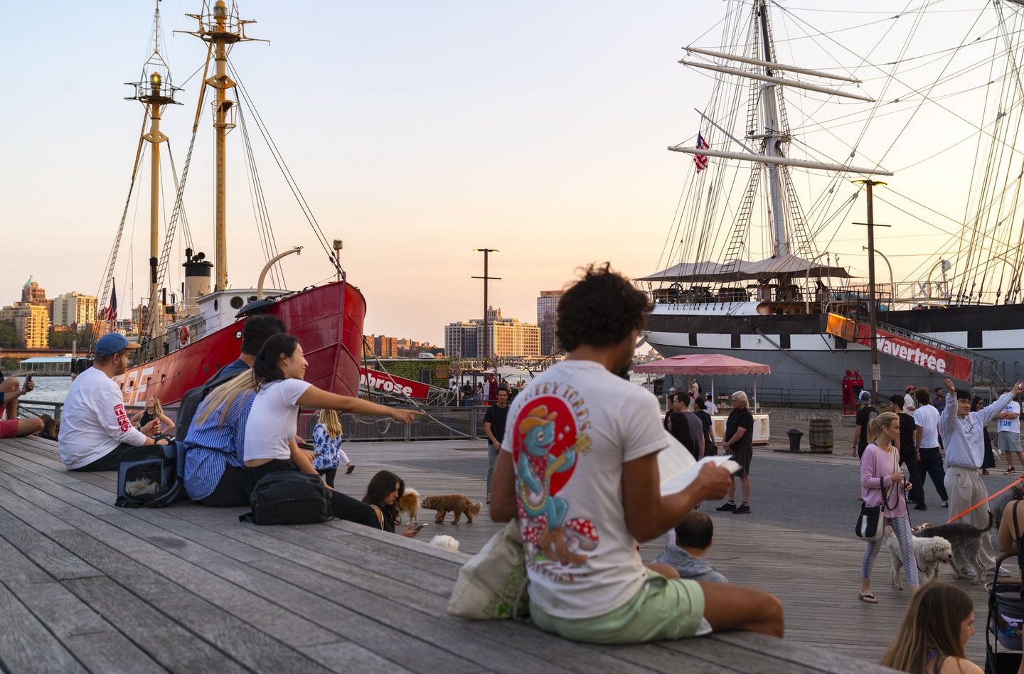 SoMA 官网展示的 Seaport 滨水休闲与历史帆船街景