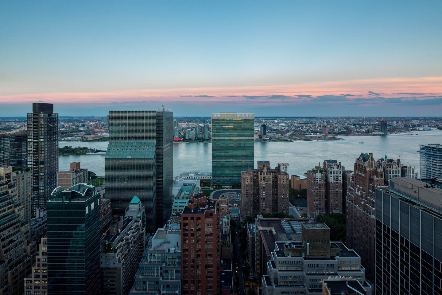 SUMMIT NYC 官网展示的东河与联合国方向城市景观参考