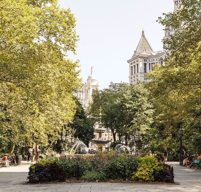 WREY 官网展示的 City Hall Park 喷泉与绿化实景